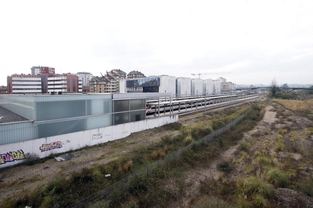 Terrenos del 'solarón' sin adecentar aledaños a la estación proviosional de Sanz Crespo. 