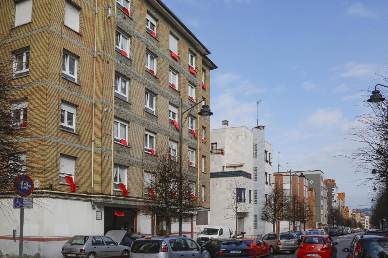 Uno de los edificios, con los pañuelos rojos reivindicativos, en la calle Calderón de la Barca. 
