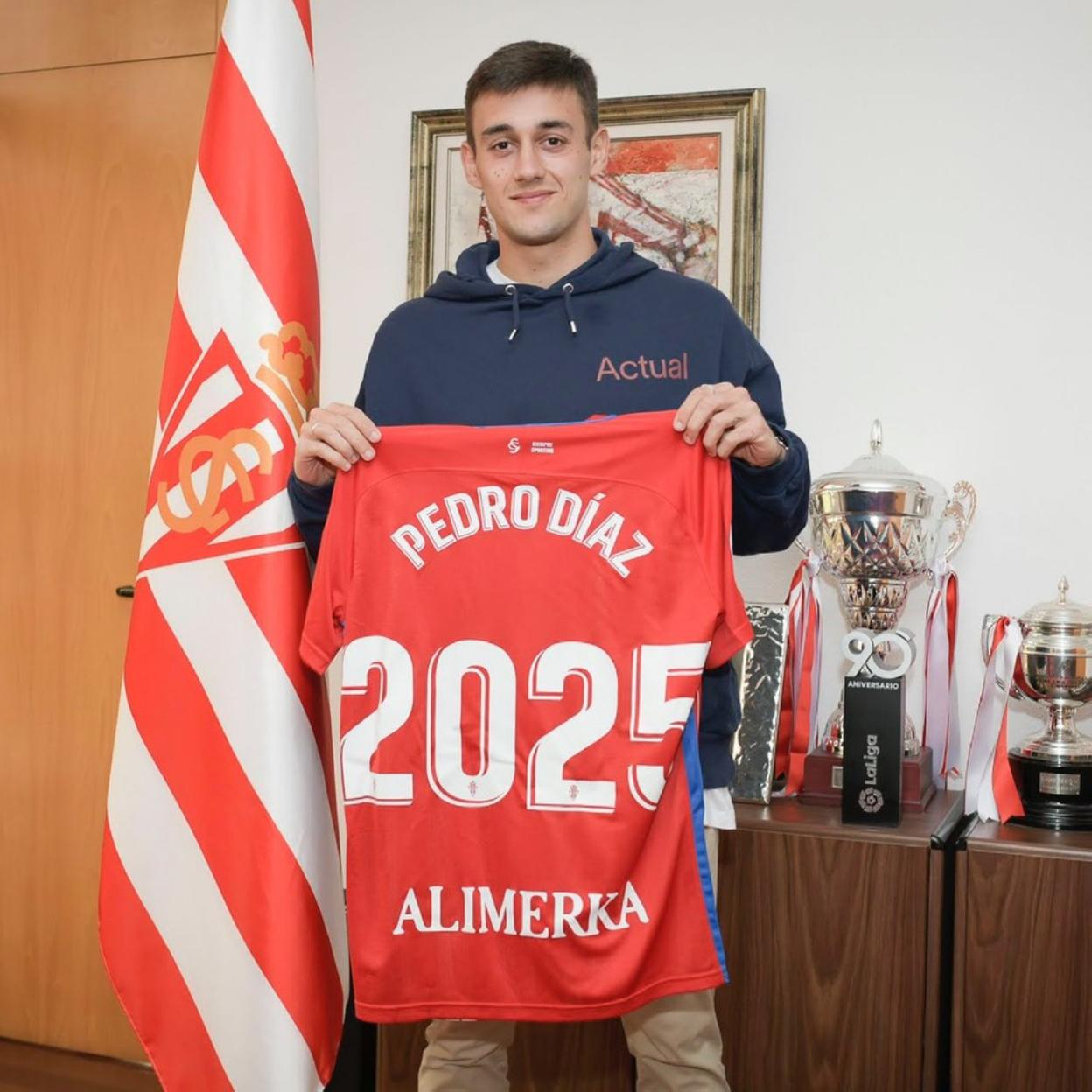 Pedro Díaz, con la camiseta que refleja su renovación contractual. 