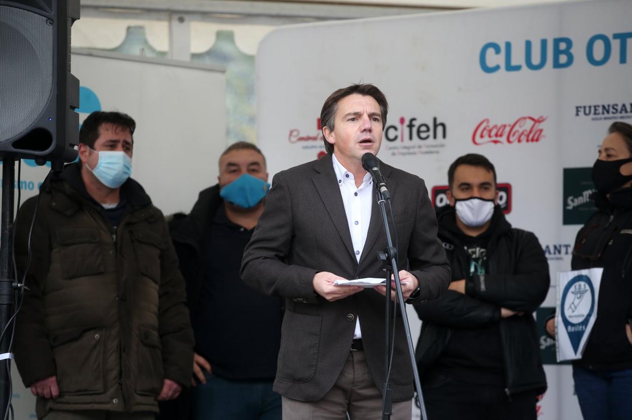 José Luis Álvarez Almeida, durante una concentración de hosteleros en Oviedo. 
