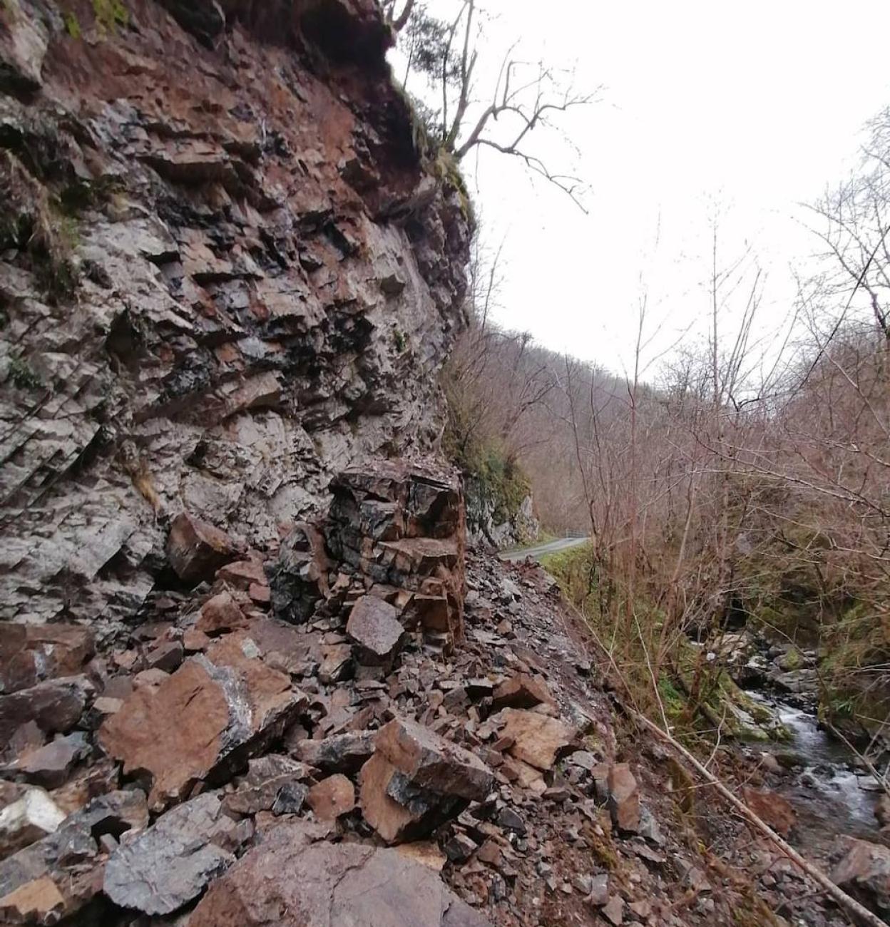 Un argayu corta el acceso al pueblo pongueto de Viboli