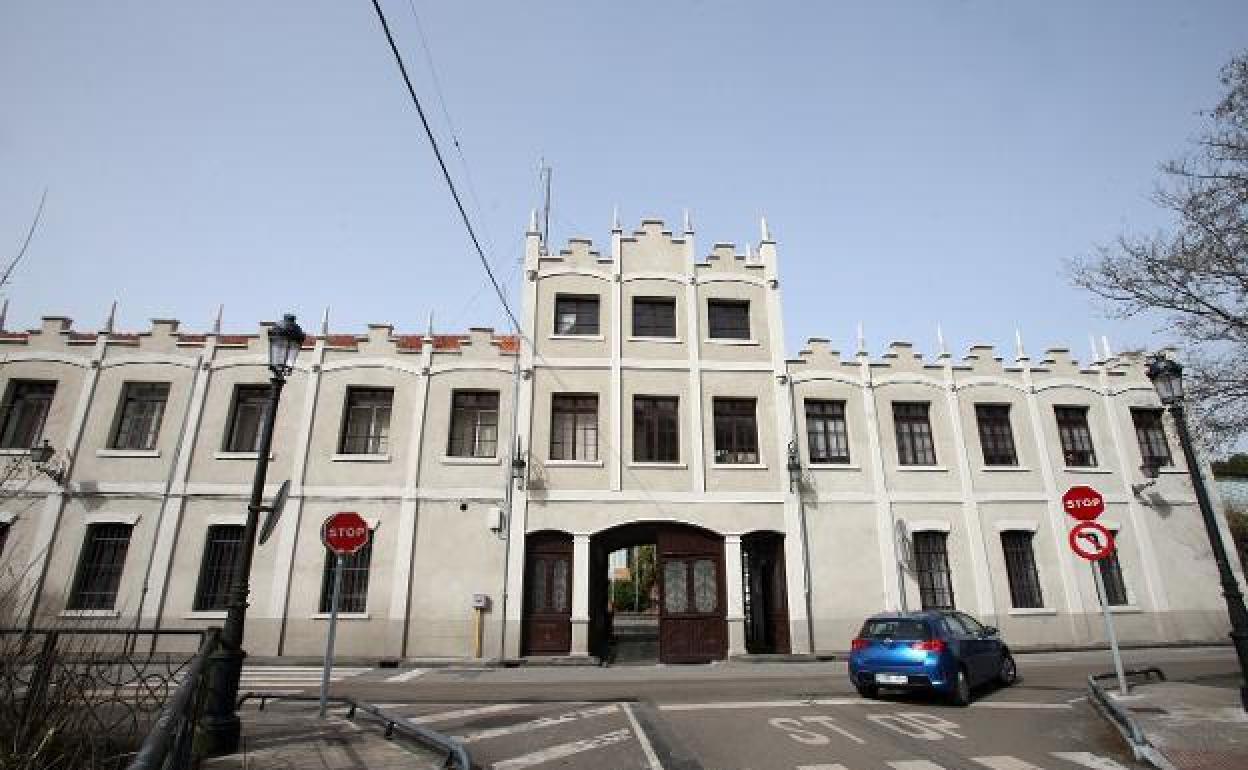 Una vista del frontal de la fábrica de armas de Trubia.