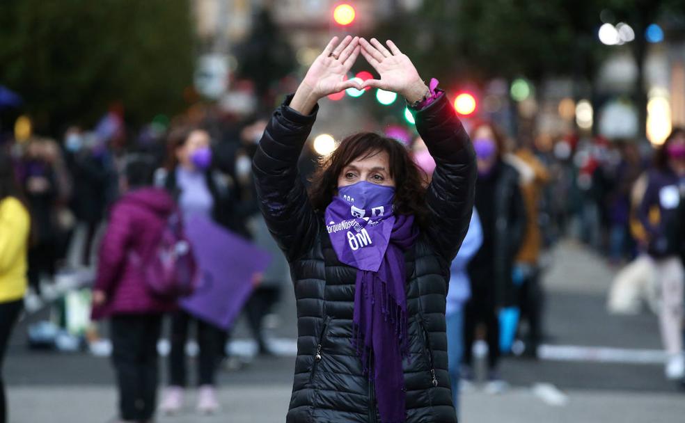 La concentración de Oviedo tiñó de malva la calle Uría 