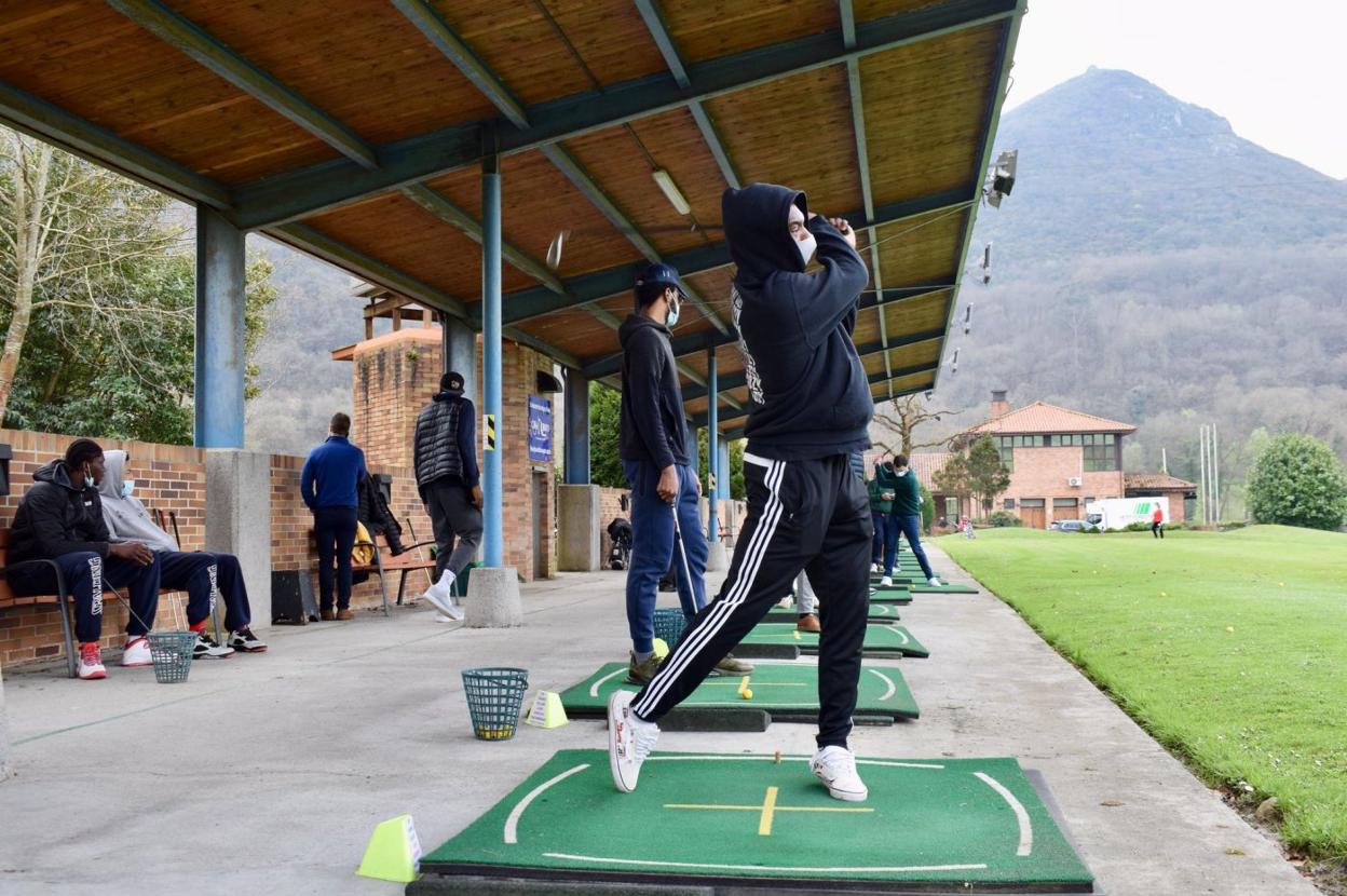 Micah Speight, en la cancha de prácticas del Campo Municipal de Golf Las Caldas. 