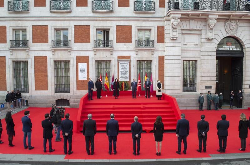 La presidenta de la Comunidad de Madrid, Isabel Díaz Ayuso (3i), y el alcalde de Madrid, José Luis Martínez-Almeida (4i); acompañados por los representantes de las asociaciones de víctimas, durante el acto solemne en recuerdo y homenaje a las víctimas de los atentados del 11 de marzo en Madrid