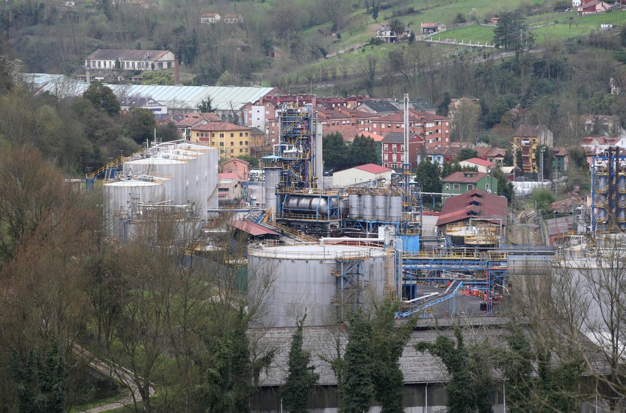 Una imagen de la Química del Nalón, que está en plena localidad trubieca. La variante evitaría el paso de sus camiones por el centro de Trubia. 