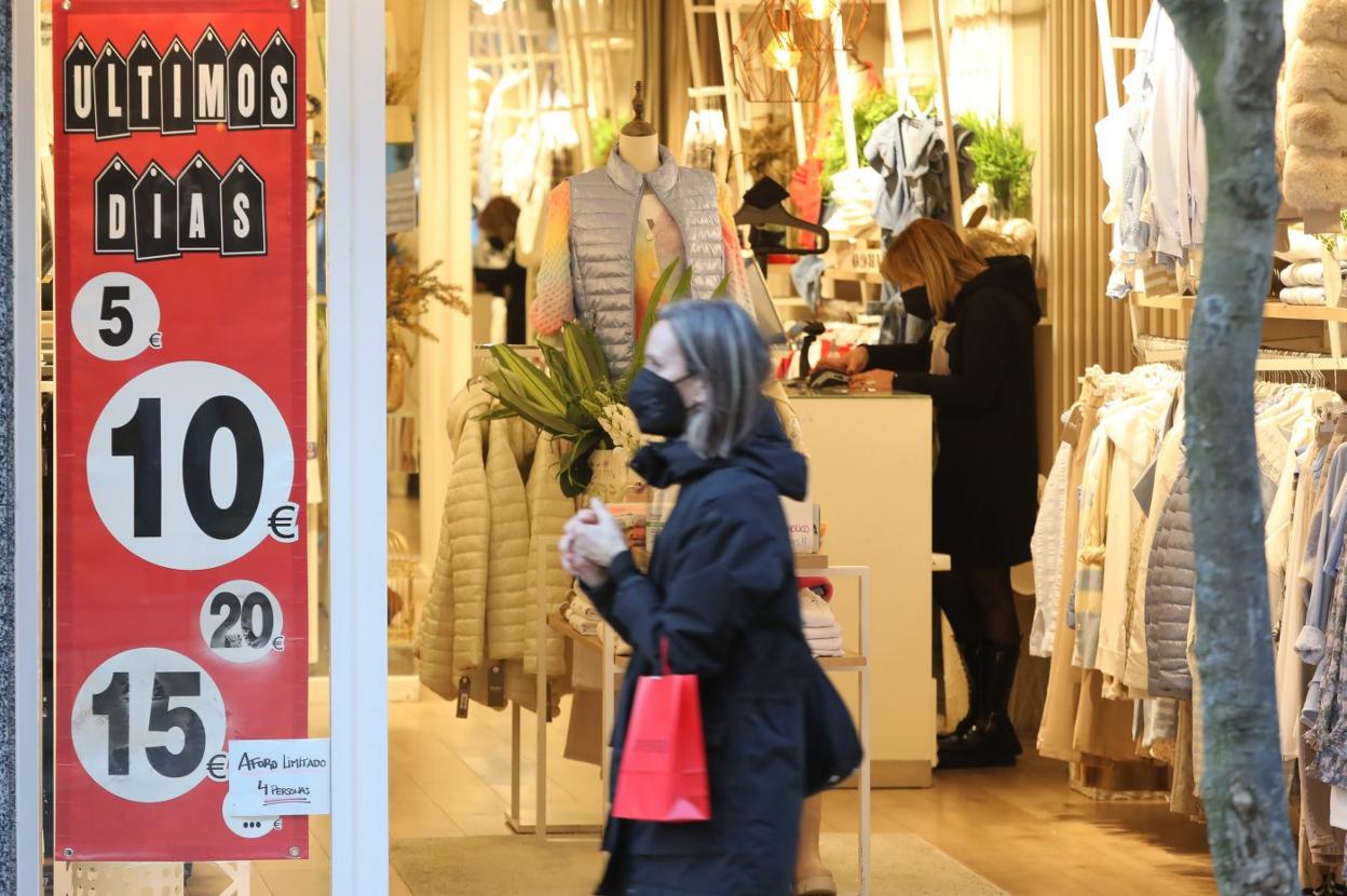 Actividad comercial en las calles de Avilés. 