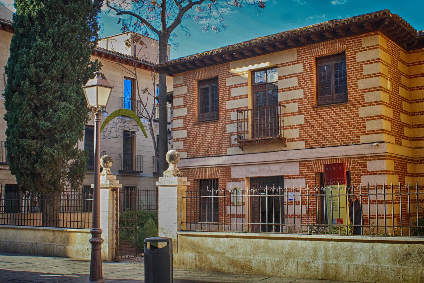 El Museo Casa Natal de Cervantes, en Alcalá de Henares (Madrid), se sitúa en un edificio que reconstruye el inmueble donde​ nació el escritor Miguel de Cervantes.