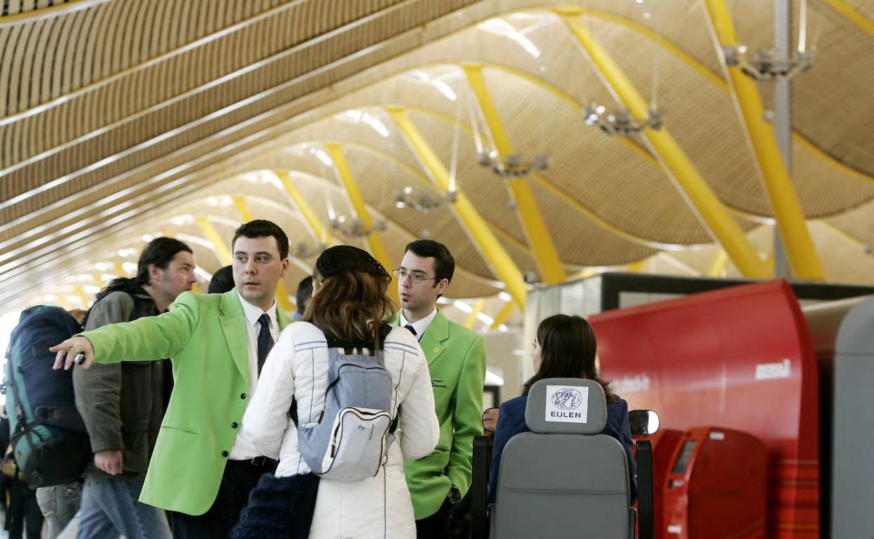 Pasajeros en el aeropuerto de Adolfo Suárez Madrid-Barajas 