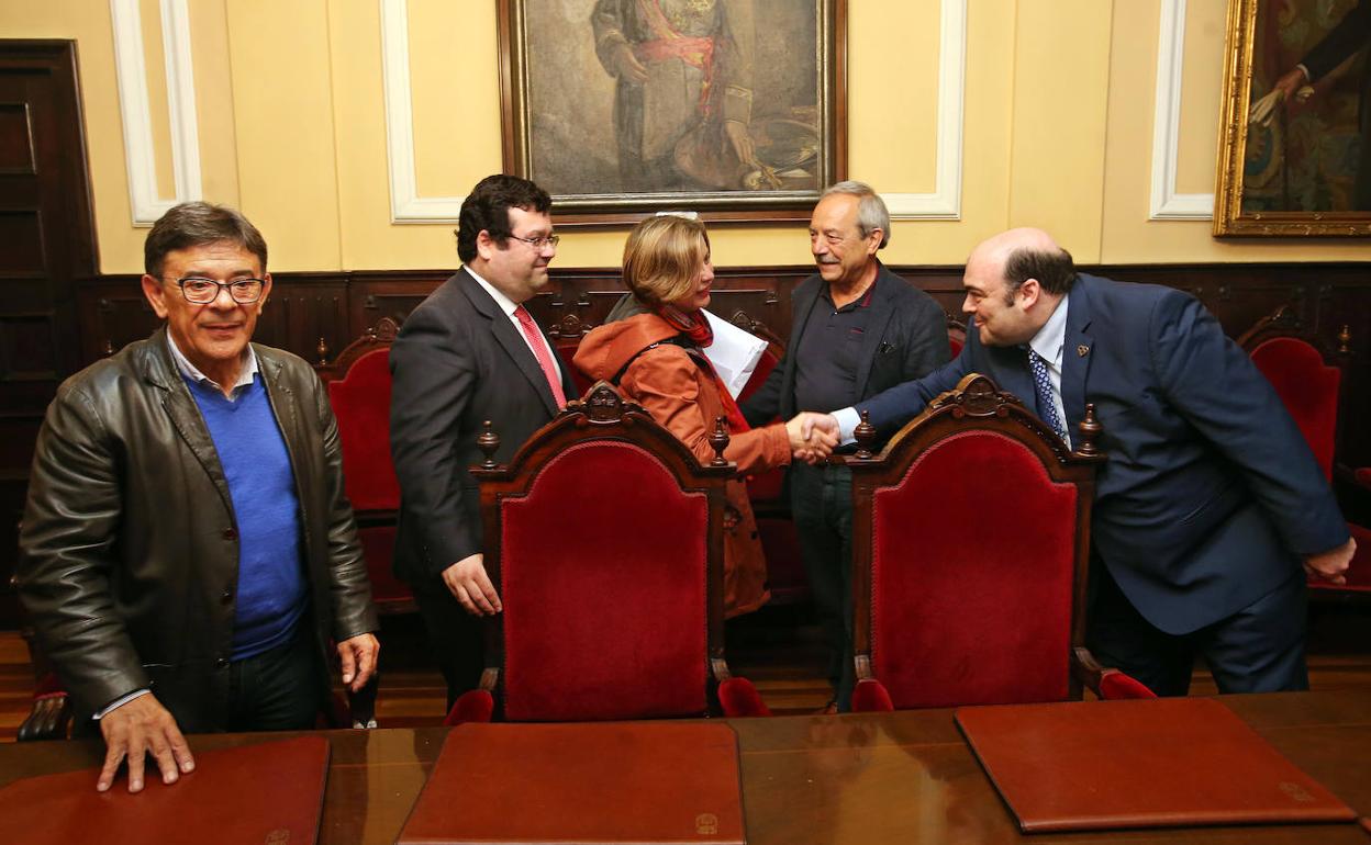 Taboada y Caunedo se estrechan la mano en una junta de portavoces municipal en junio 2015. En la imagen están también, de izquierda a derecha, los entonces portavoces de IU, Roberto Sánchez Ramos; Ciudadanos, Luis Pacho, y del PSOE, Wenceslao López 