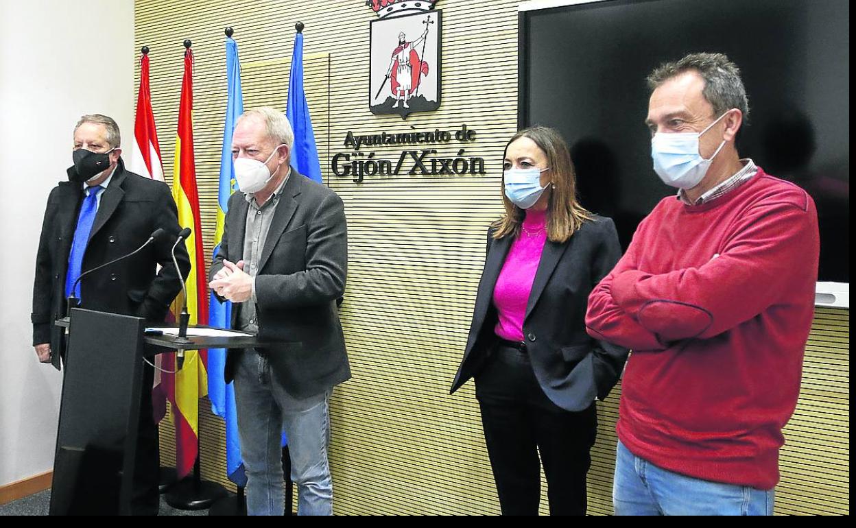 Faustino Sabio, Aurelio Martín, Ángela Vallina y Ovidio Zapico, en el Ayuntamiento de Gijón.