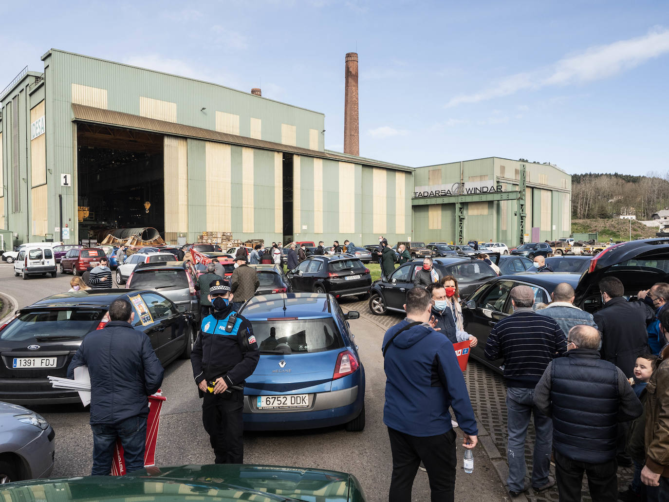 Desde Avilés, Gijón y Olloniego hacia Oviedo han salido tres caravanas de vehículos convocados por los sindicatos UGT y CC OO en defensa de la industria asturiana.