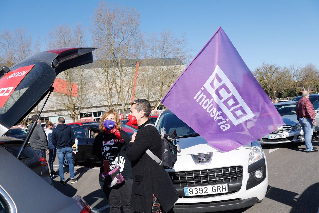 Desde Avilés, Gijón y Olloniego hacia Oviedo han salido tres caravanas de vehículos convocados por los sindicatos UGT y CC OO en defensa de la industria asturiana.