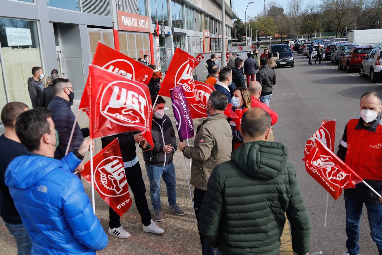 Desde Avilés, Gijón y Olloniego hacia Oviedo han salido tres caravanas de vehículos convocados por los sindicatos UGT y CC OO en defensa de la industria asturiana.