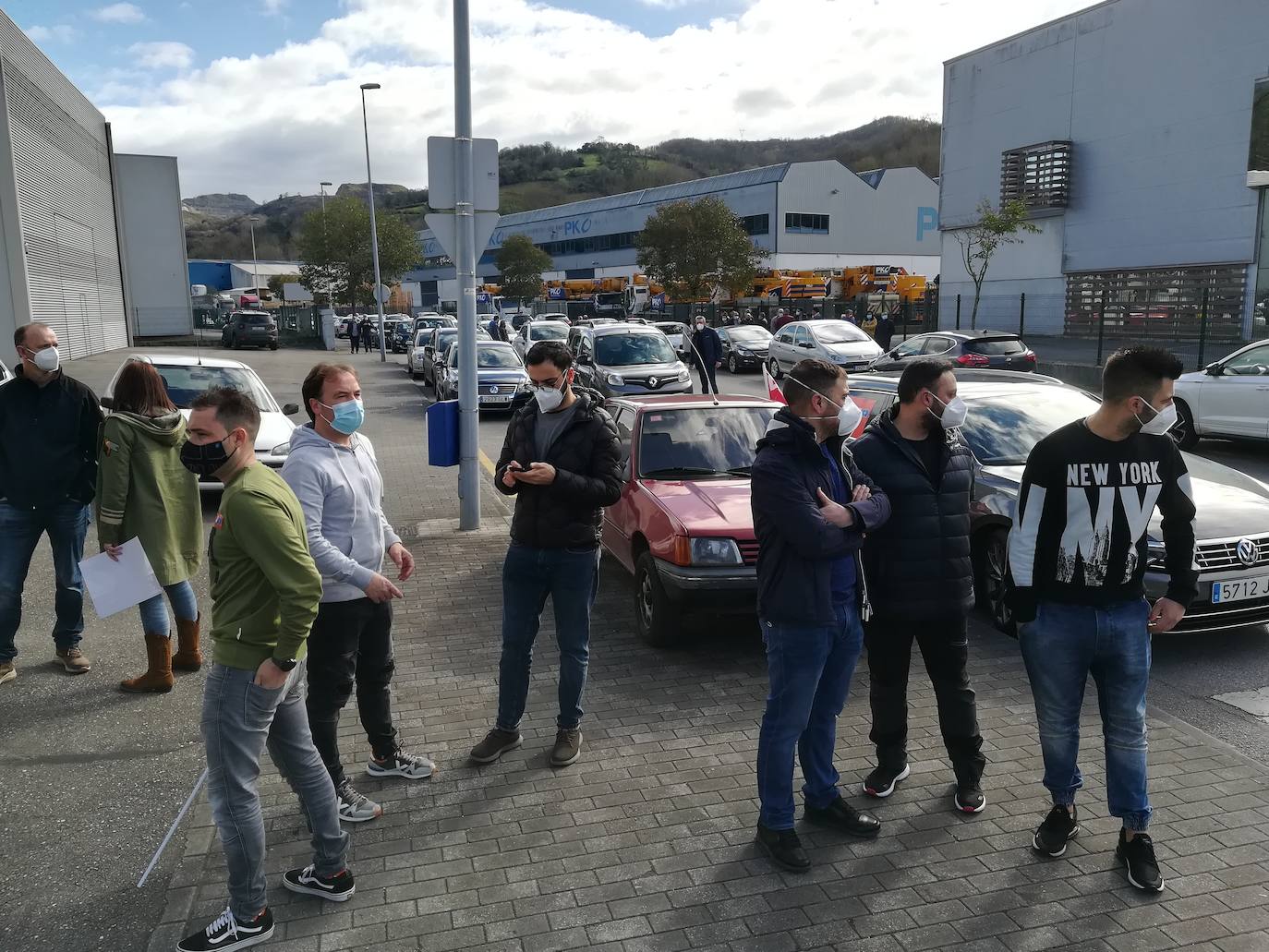 Desde Avilés, Gijón y Olloniego hacia Oviedo han salido tres caravanas de vehículos convocados por los sindicatos UGT y CC OO en defensa de la industria asturiana.