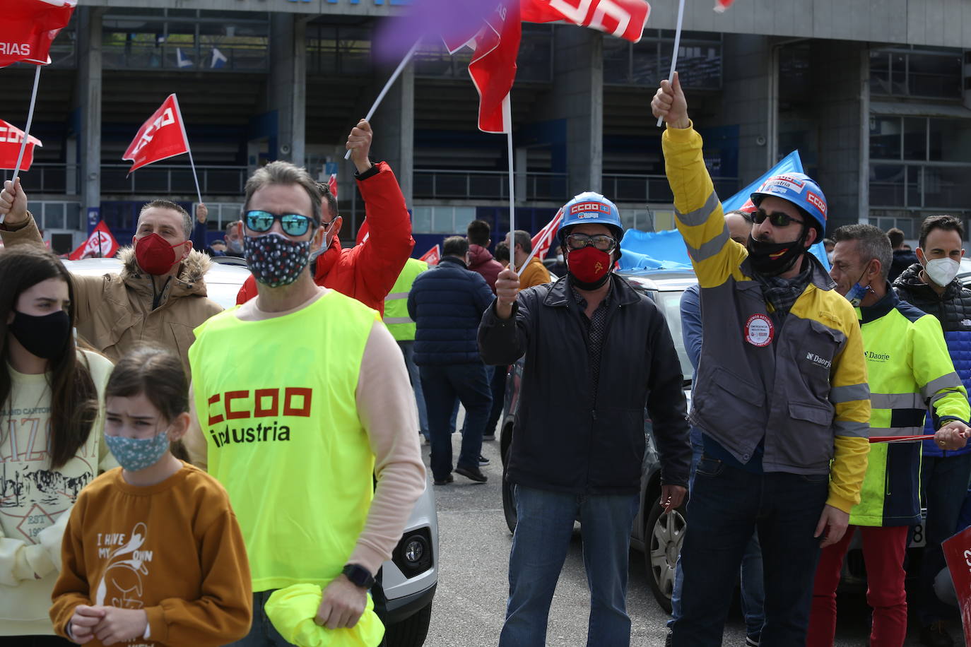 Desde Avilés, Gijón y Olloniego hacia Oviedo han salido tres caravanas de vehículos convocados por los sindicatos UGT y CC OO en defensa de la industria asturiana.