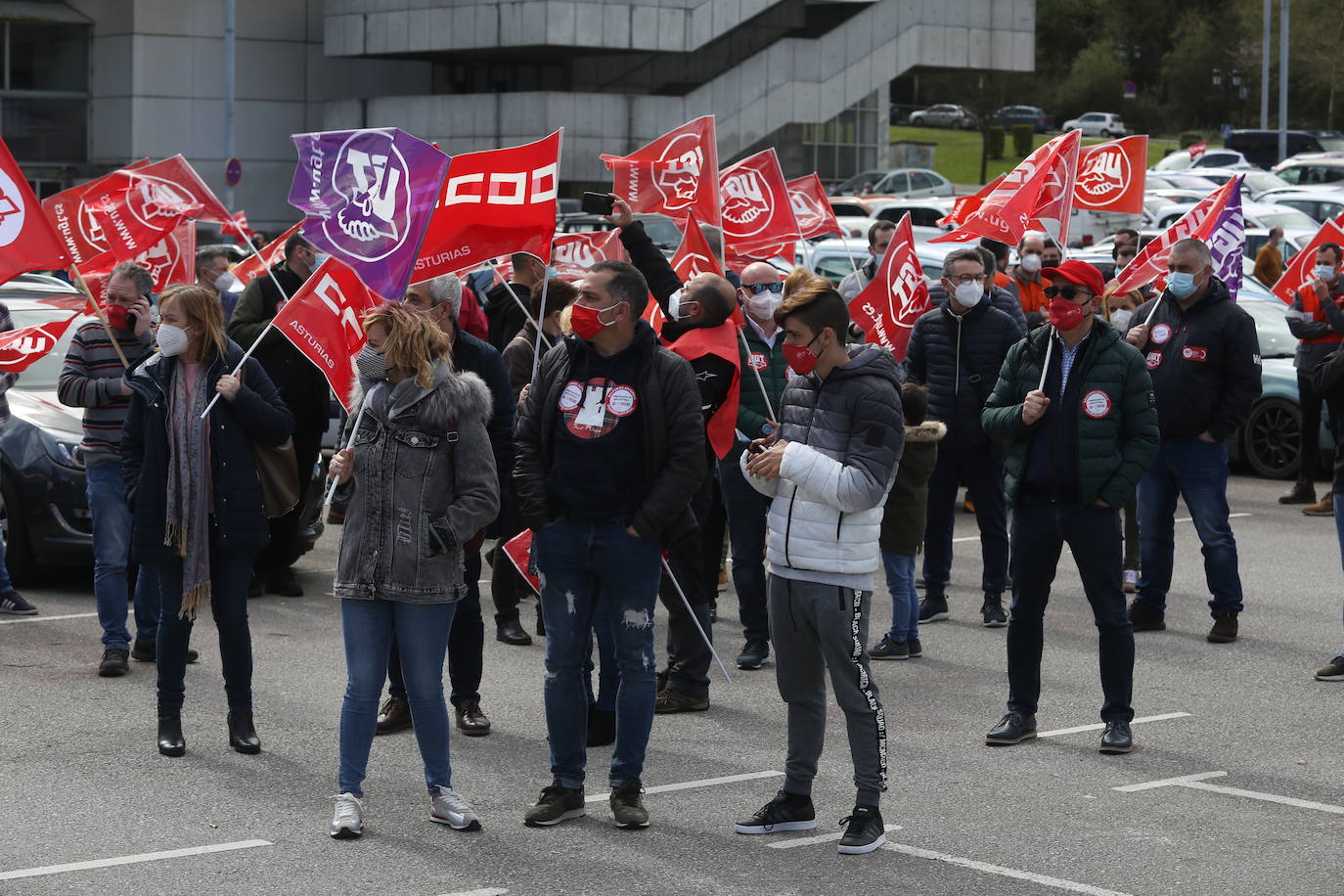 Desde Avilés, Gijón y Olloniego hacia Oviedo han salido tres caravanas de vehículos convocados por los sindicatos UGT y CC OO en defensa de la industria asturiana.