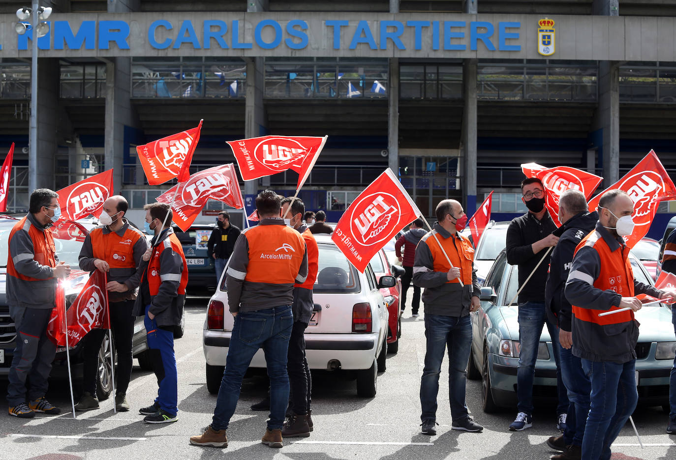 Desde Avilés, Gijón y Olloniego hacia Oviedo han salido tres caravanas de vehículos convocados por los sindicatos UGT y CC OO en defensa de la industria asturiana.