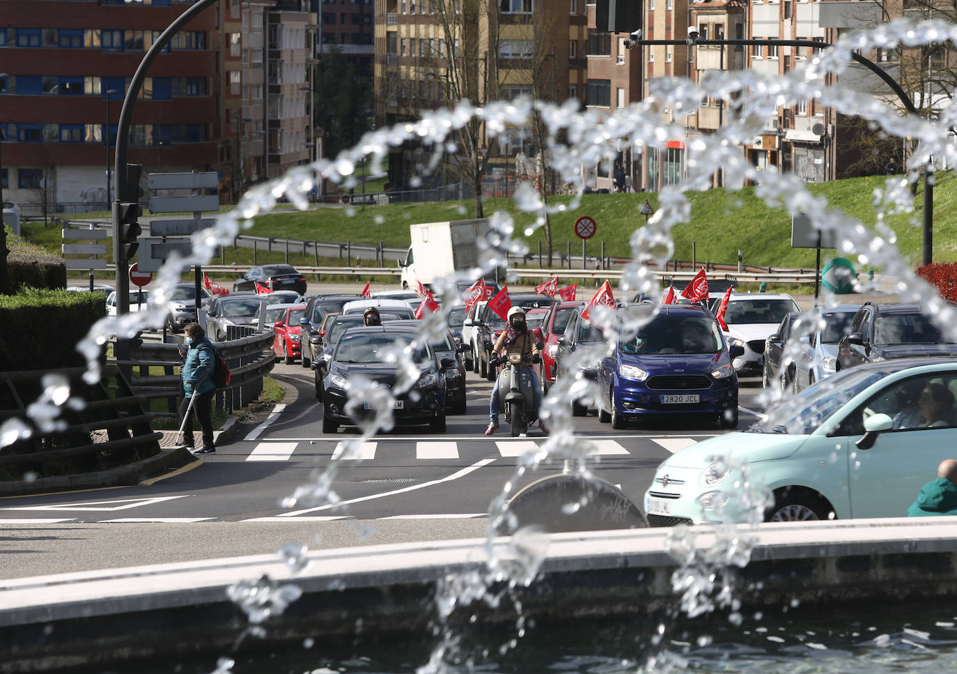 Desde Avilés, Gijón y Olloniego hacia Oviedo han salido tres caravanas de vehículos convocados por los sindicatos UGT y CC OO en defensa de la industria asturiana.