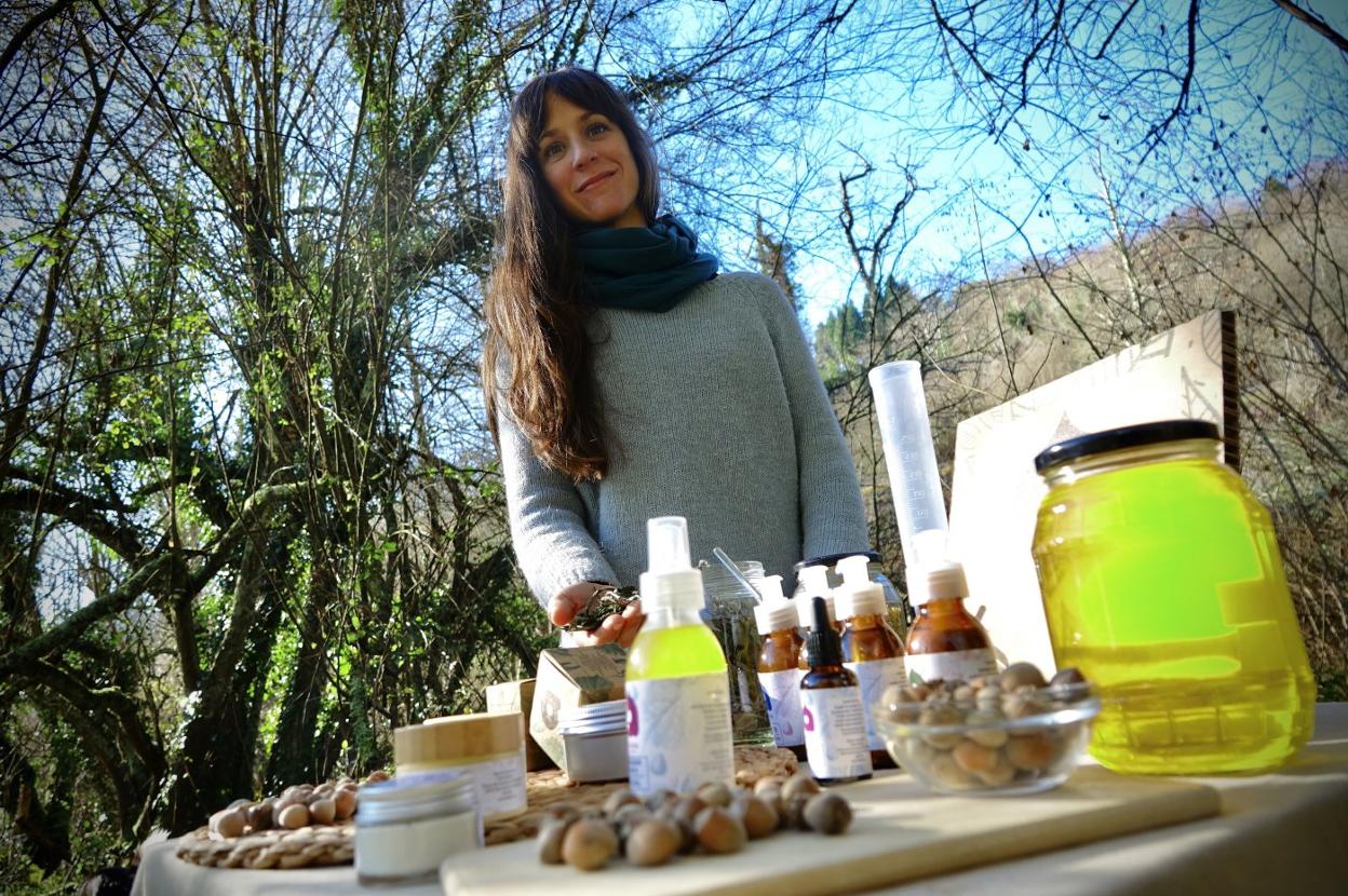 Celia Serrano muestra algunos de los productos de su marca, que elabora de forma artesanal. 