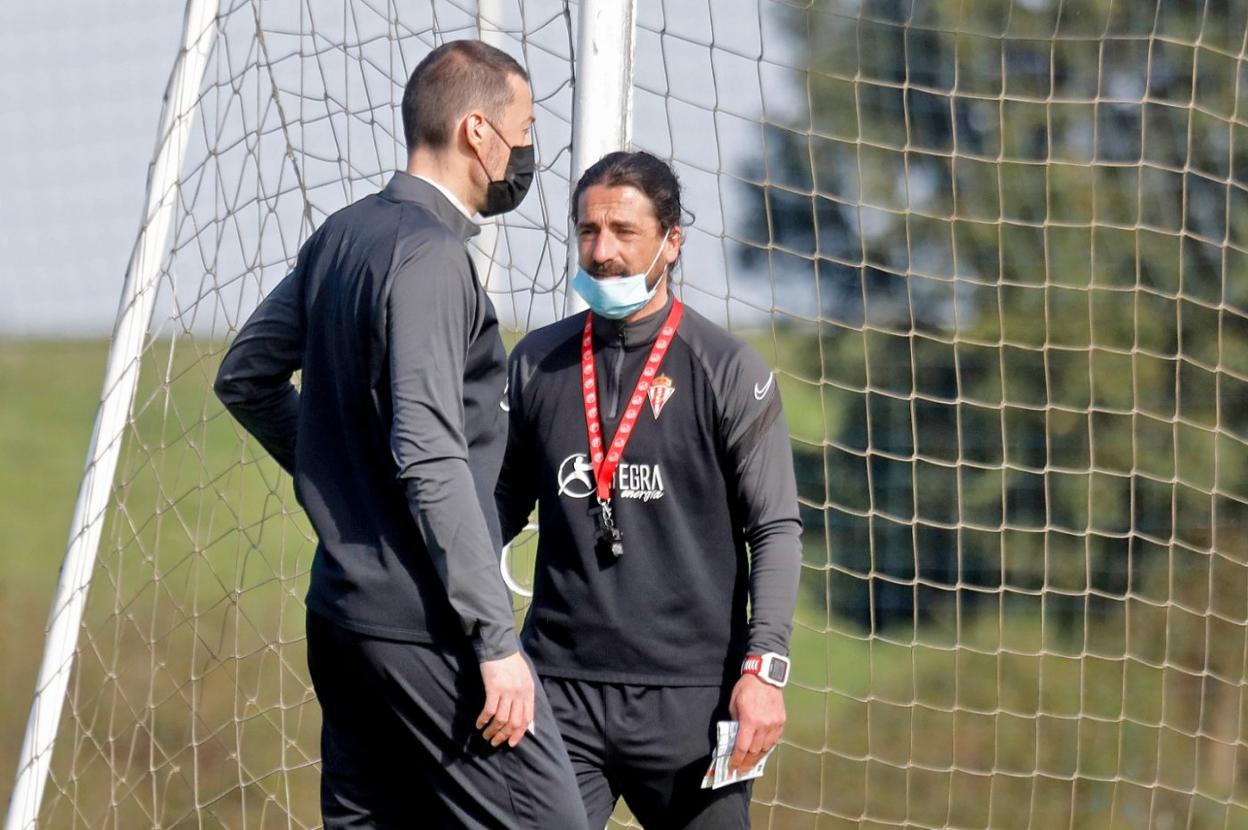 Sergio Sánchez conversa con el preparador físico, Arturo Novo. 