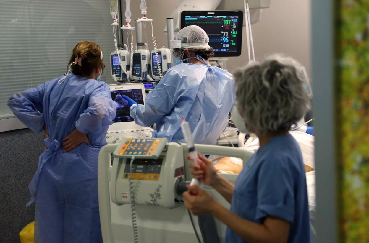 Varios profesionales, en la UCI del HUCA. 