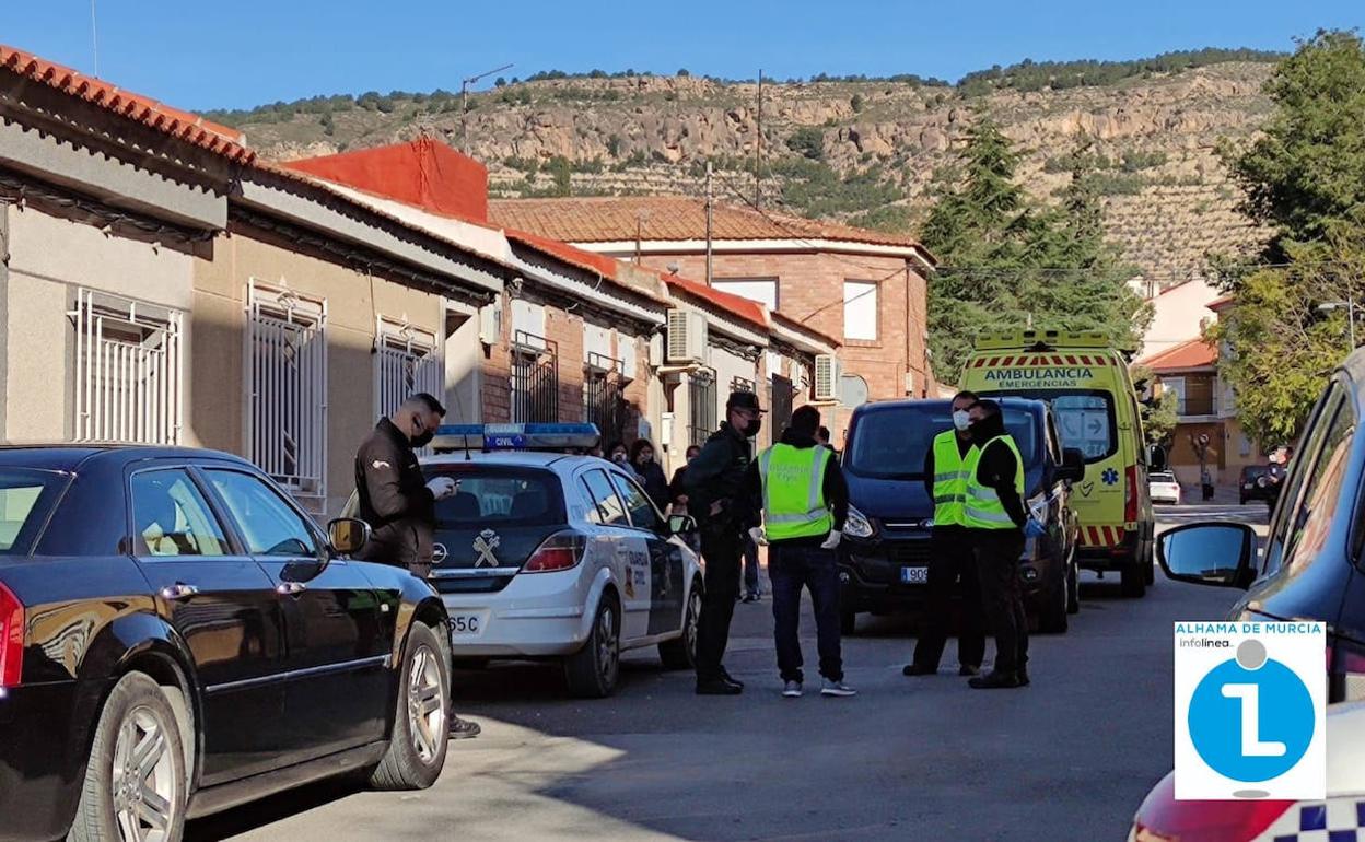 Agentes de la Policía Local de Alhama y de la Guardia Civil junto a la casa donde falleció el bebé de cuatro meses.