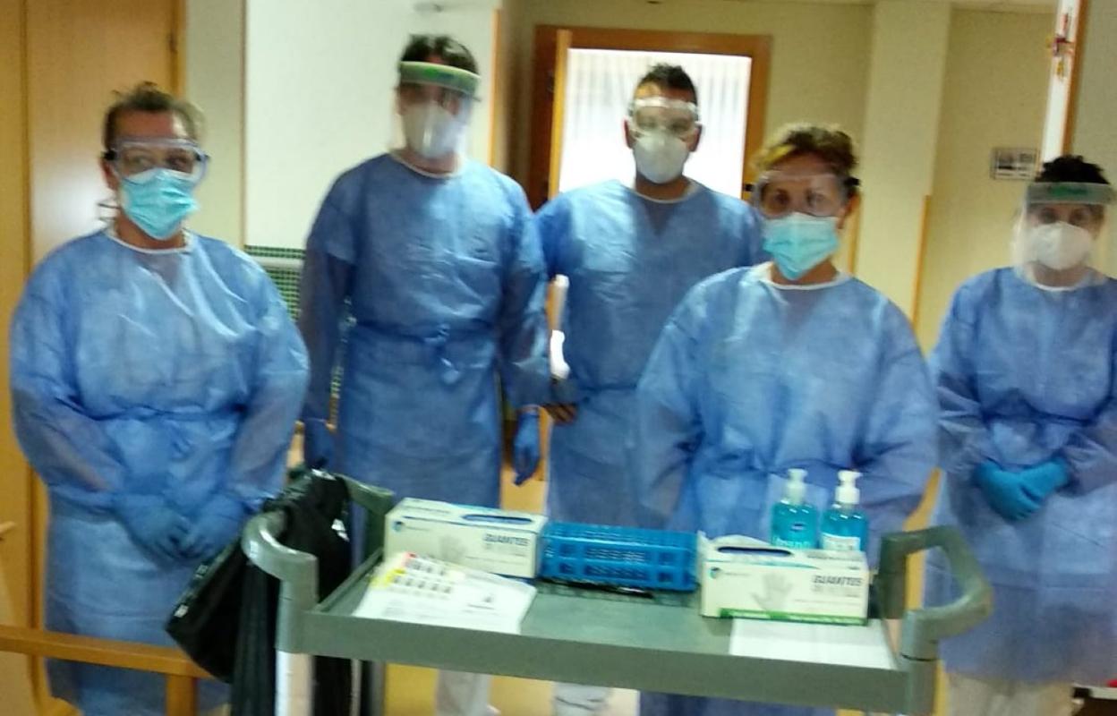 Parte del equipo de la residencia Santa Bárbara, en Sotrondio. 