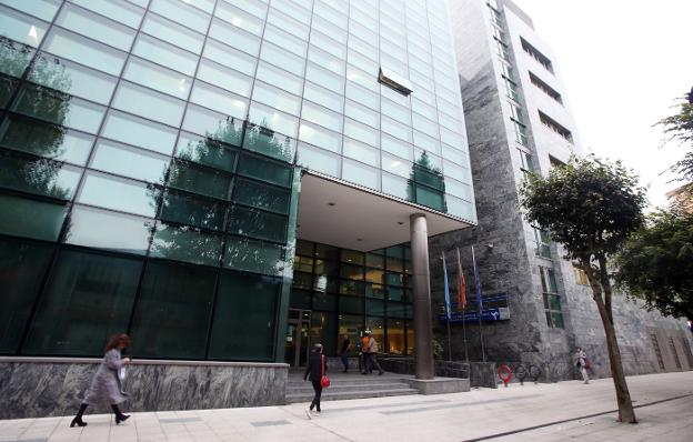 El edificio que alberga la Consejería de Hacienda en Oviedo. 