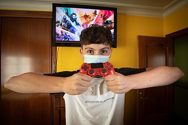 Beni Bastida, con el mando de su P MARIETAlay-Station. 