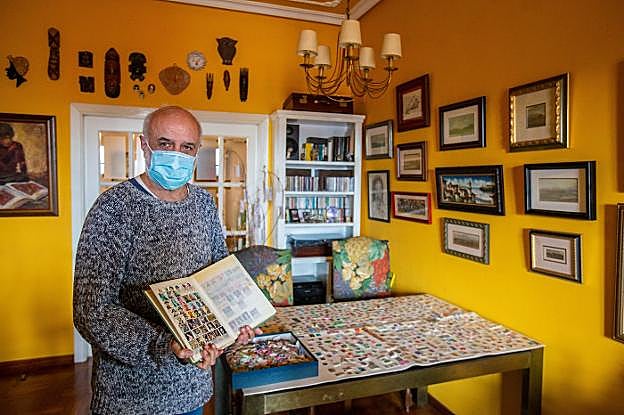 'Milli' Martínez, con algunos de sus sellos. 