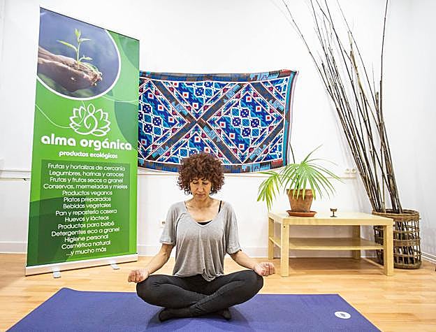 María Fueyo, sobre la esterilla, en Alma Orgánica. 