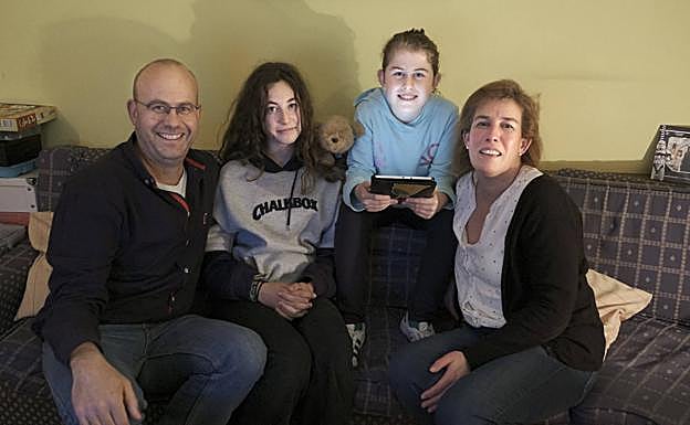 Miguel Rodríguez y Sonia Arias Barbón, con sus hijas, Paula e Inés.