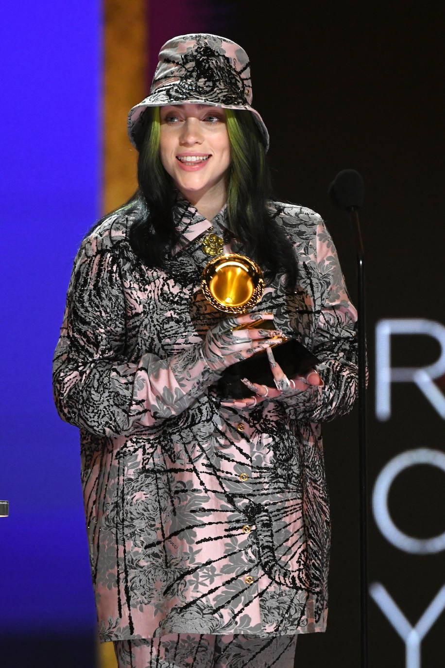 Billie Eilish, con el premio.