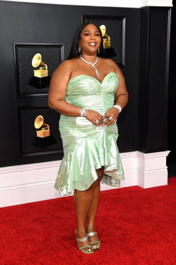 Lizzo eligió este minivestido en color verde agua firmadp por Balmain. Una prenda que combinó con sandalias a juego de Stuart Weitzman y joyas de Bvlgari.