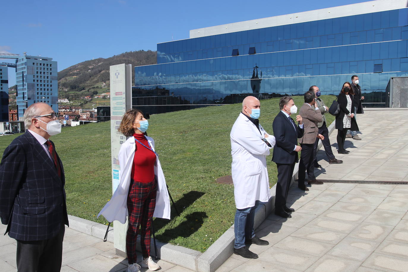 El grupo asturiano Staytons ha actuado en directo frente al HUCA en homenaje a todos los sanitarios de la región que están luchando contra la pandemia