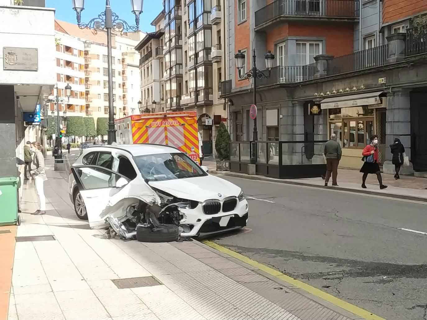 El coche implicado es un vehículo BMW blanco, que presenta importantes daños, especialmente en su parte derecha