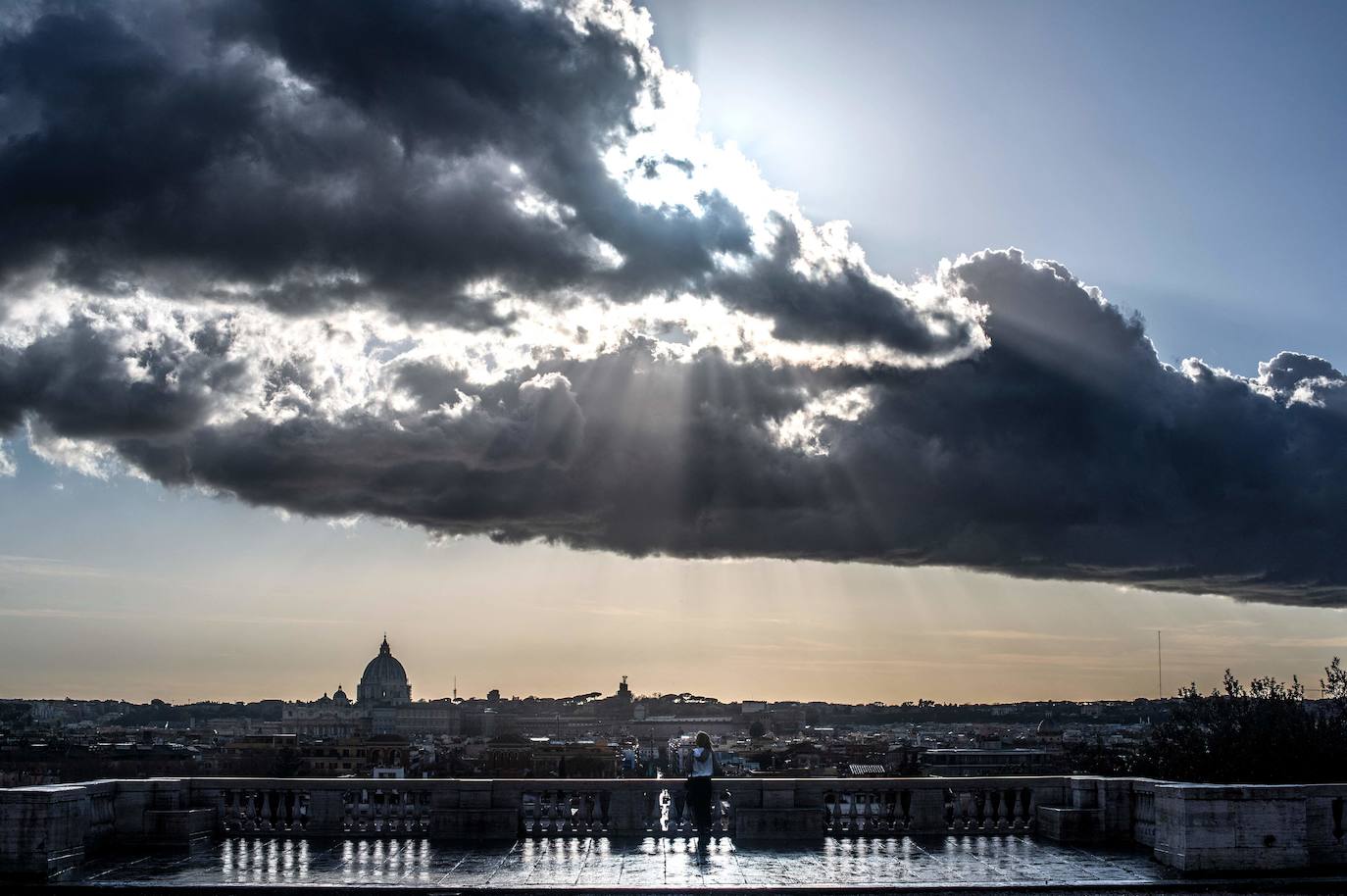 Las calles de Roma, Milán, Nápoles, Venecia o Turín volvieron este lunes a estar medio vacías un año después del inicio de la pandemia con el primer día del nuevo confinamiento decretado por el Gobierno de Mario Draghi para intentar frenar los contagios. La medida afecta a unos 42 millones de habitantes (el 70% del total).