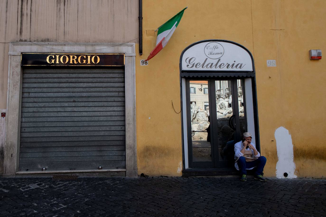 Las calles de Roma, Milán, Nápoles, Venecia o Turín volvieron este lunes a estar medio vacías un año después del inicio de la pandemia con el primer día del nuevo confinamiento decretado por el Gobierno de Mario Draghi para intentar frenar los contagios. La medida afecta a unos 42 millones de habitantes (el 70% del total).