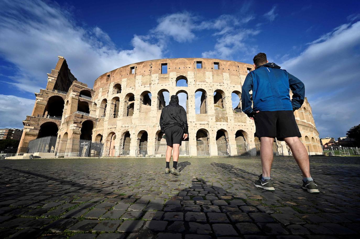 Las calles de Roma, Milán, Nápoles, Venecia o Turín volvieron este lunes a estar medio vacías un año después del inicio de la pandemia con el primer día del nuevo confinamiento decretado por el Gobierno de Mario Draghi para intentar frenar los contagios. La medida afecta a unos 42 millones de habitantes (el 70% del total).