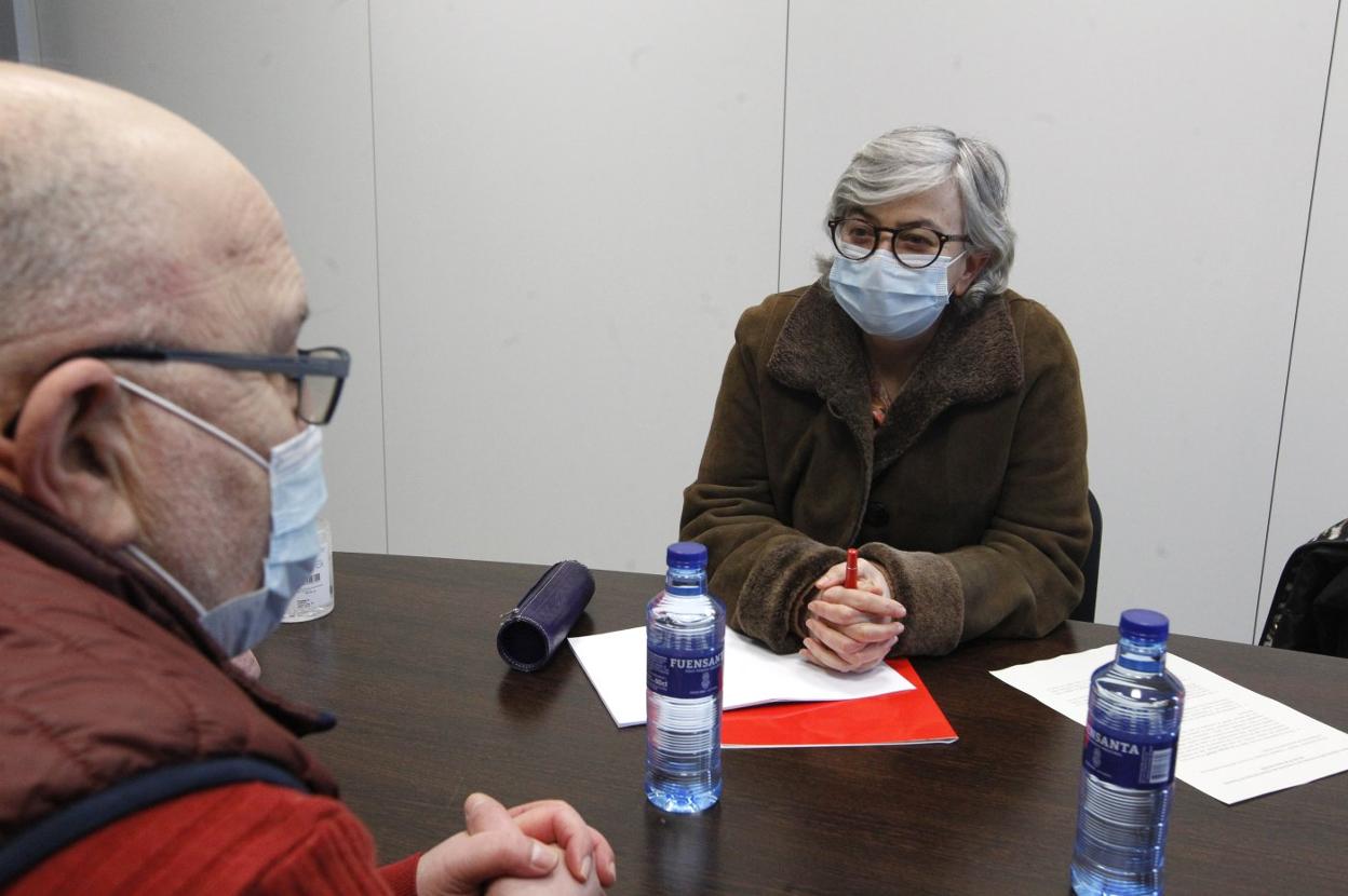 El presidente de la asociación, Constantino Arias, con la alcaldesa. 