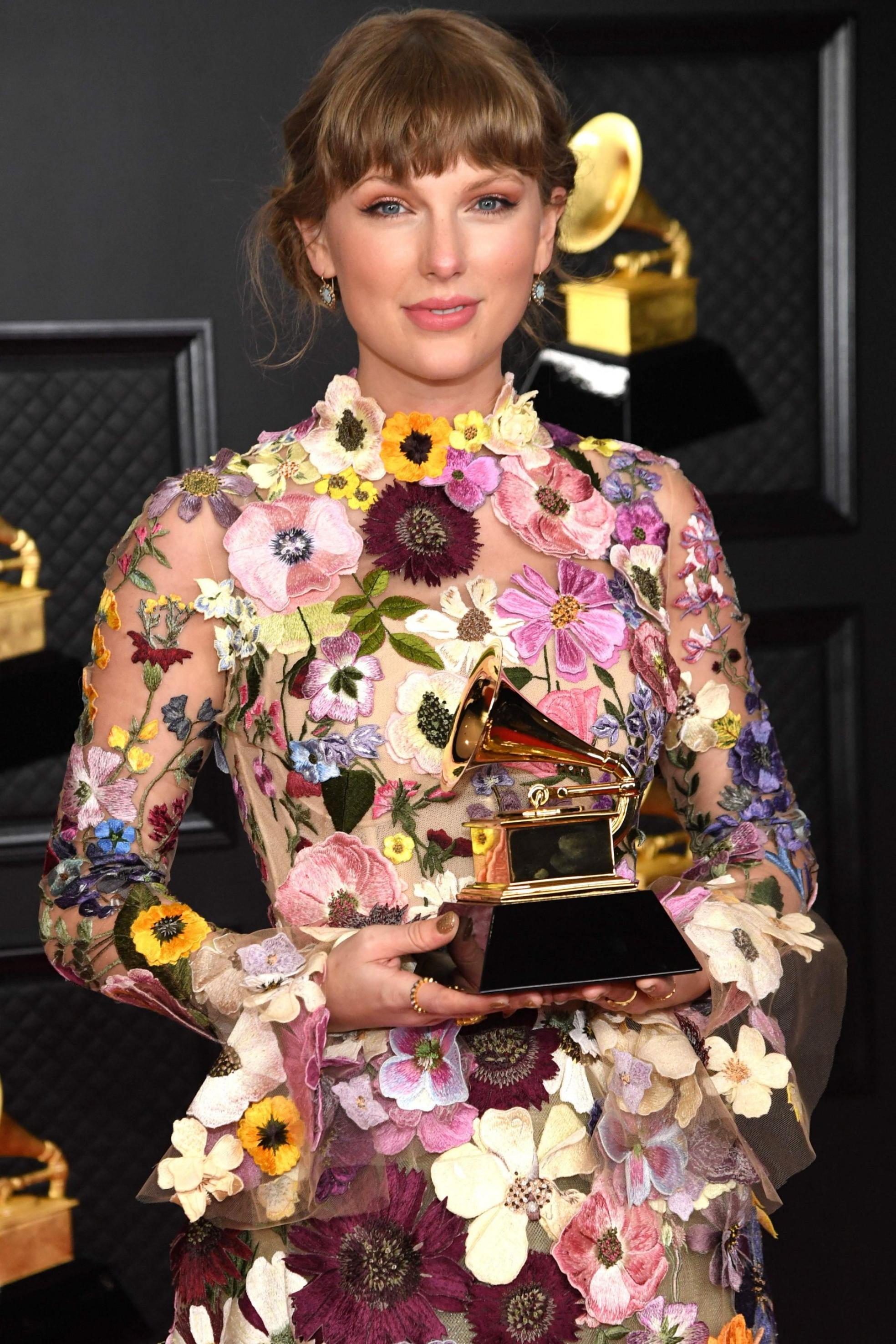 Taylor Swift, con su tercer gramófono al mejor álbum del año. 