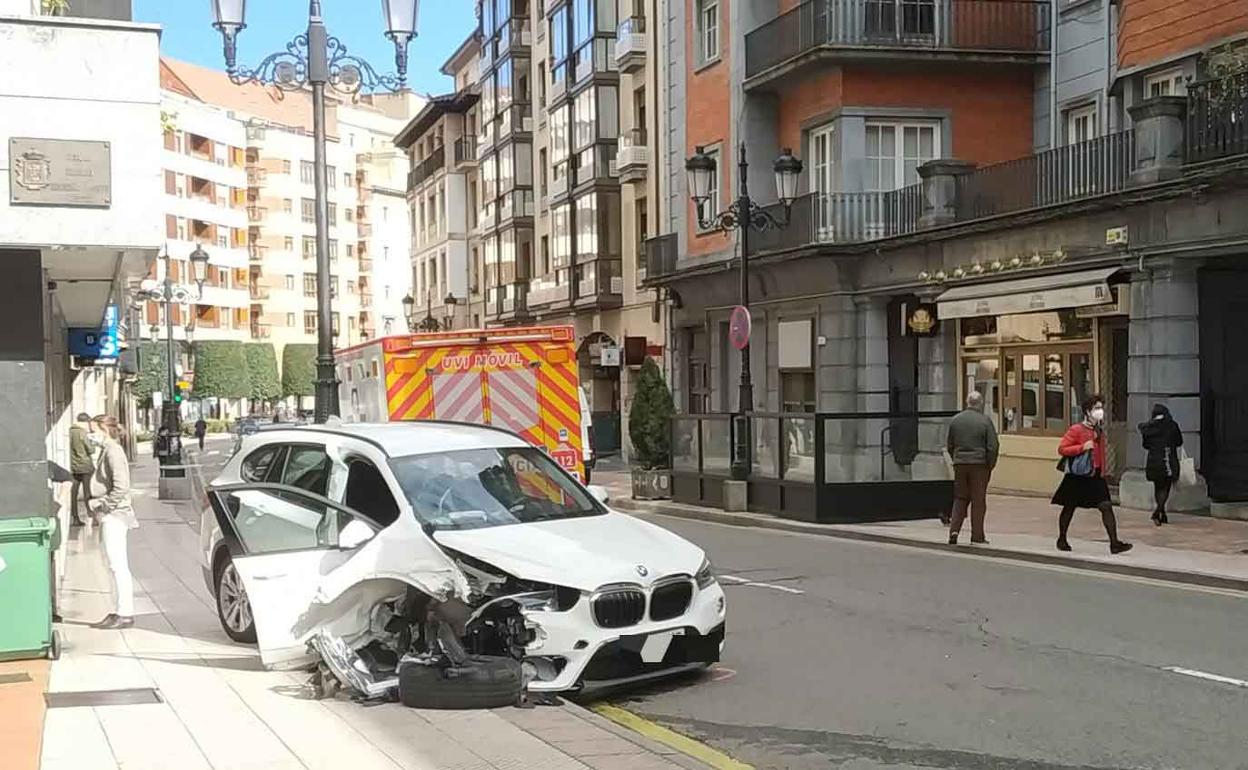 El vehículo implicado, en la calle Jovellanos