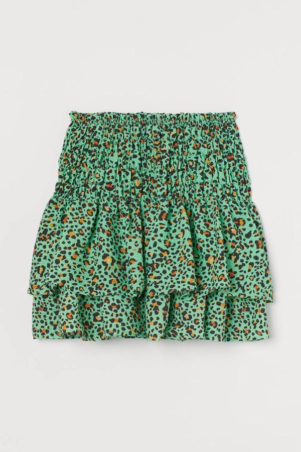 Falda con estampado animal de leopardo y con fondo verde de H&M, 39,99 euros.