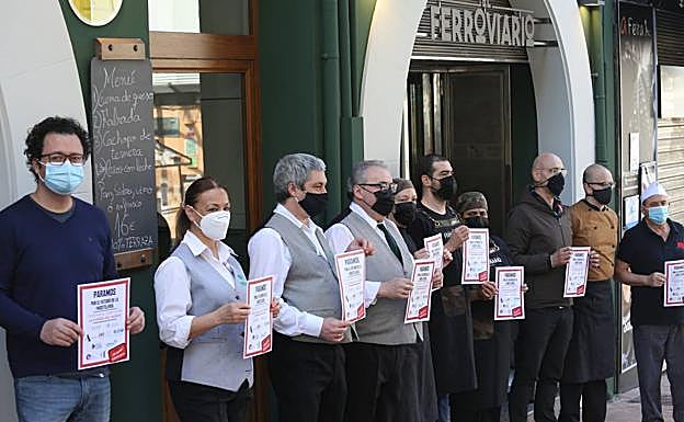 Hosteleros secundando la protesta en Gascona.