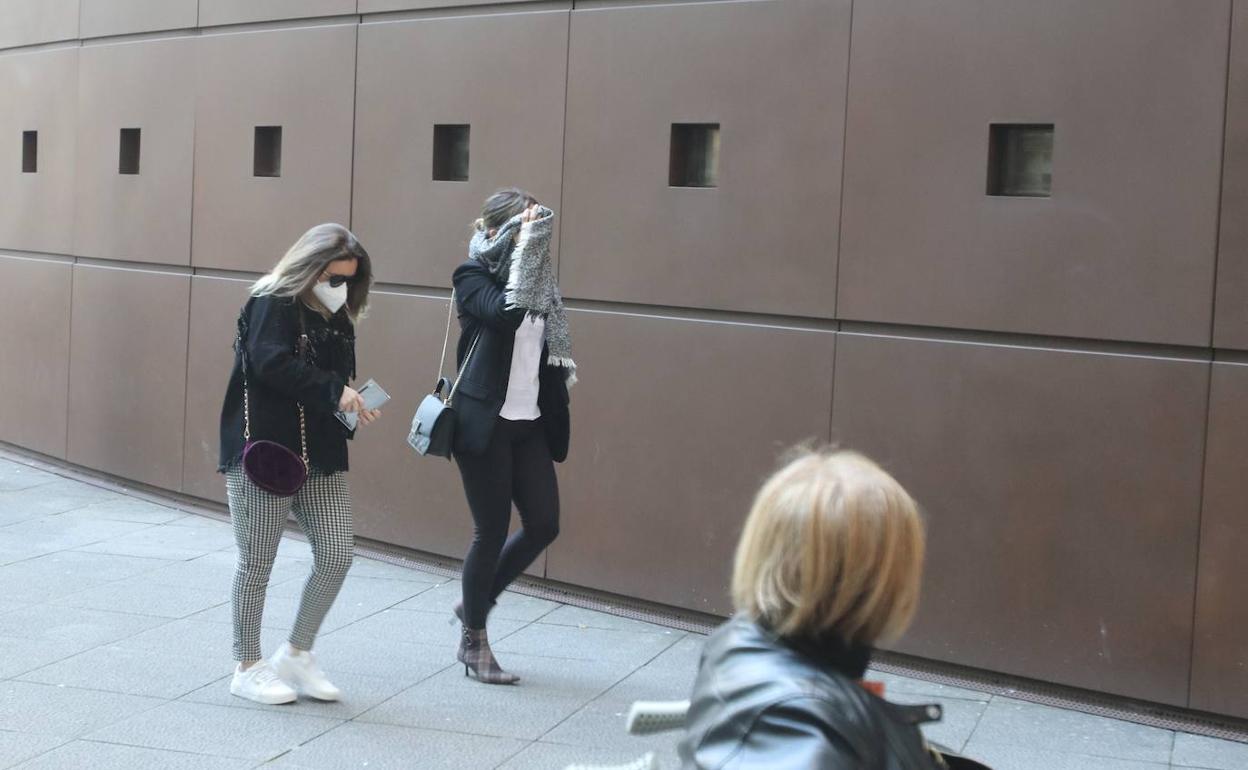 Las dos amigas de David Carragal acudiendo al juicio 