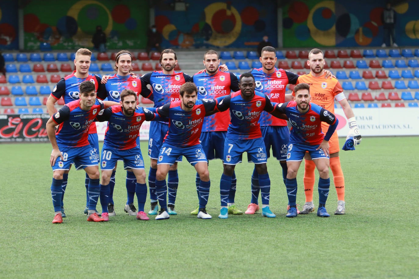 Langreo (22). Sexto, visita Les Caleyes. Eludirá la lucha contra el descenso sin gana y también con un empate si va acompañado de una derrota del Oviedo B, del Marino o del Numancia. Sale perjudicado en un cuádruple empate a puntos.