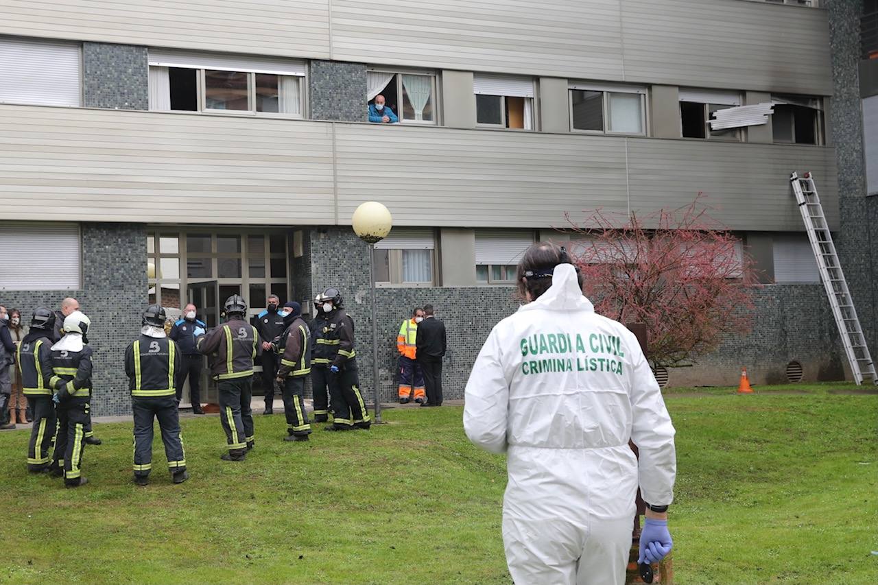 El fuego que este miércoles ha acabado con la vida de un hombre y una mujer en Villaviciosa habría partido, según todos los indicios, de un cigarro. Esa mala costumbre de fumar en la habitación que, según los testigos, tenían las dos víctimas ha sido la que, desgraciadamente, ha acabado con sus vidas.