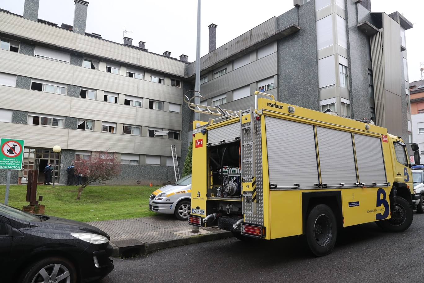 El fuego que este miércoles ha acabado con la vida de un hombre y una mujer en Villaviciosa habría partido, según todos los indicios, de un cigarro. Esa mala costumbre de fumar en la habitación que, según los testigos, tenían las dos víctimas ha sido la que, desgraciadamente, ha acabado con sus vidas.