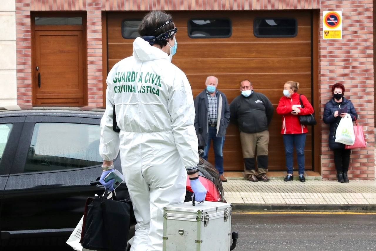 El fuego que este miércoles ha acabado con la vida de un hombre y una mujer en Villaviciosa habría partido, según todos los indicios, de un cigarro. Esa mala costumbre de fumar en la habitación que, según los testigos, tenían las dos víctimas ha sido la que, desgraciadamente, ha acabado con sus vidas.